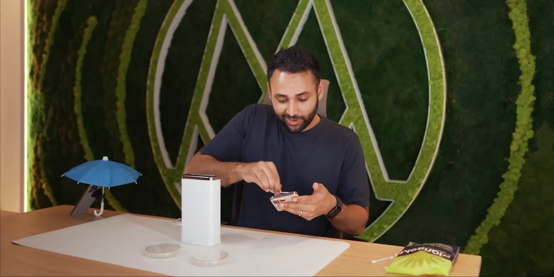 फोन क्लीनिंग स्टेशन पर फोन