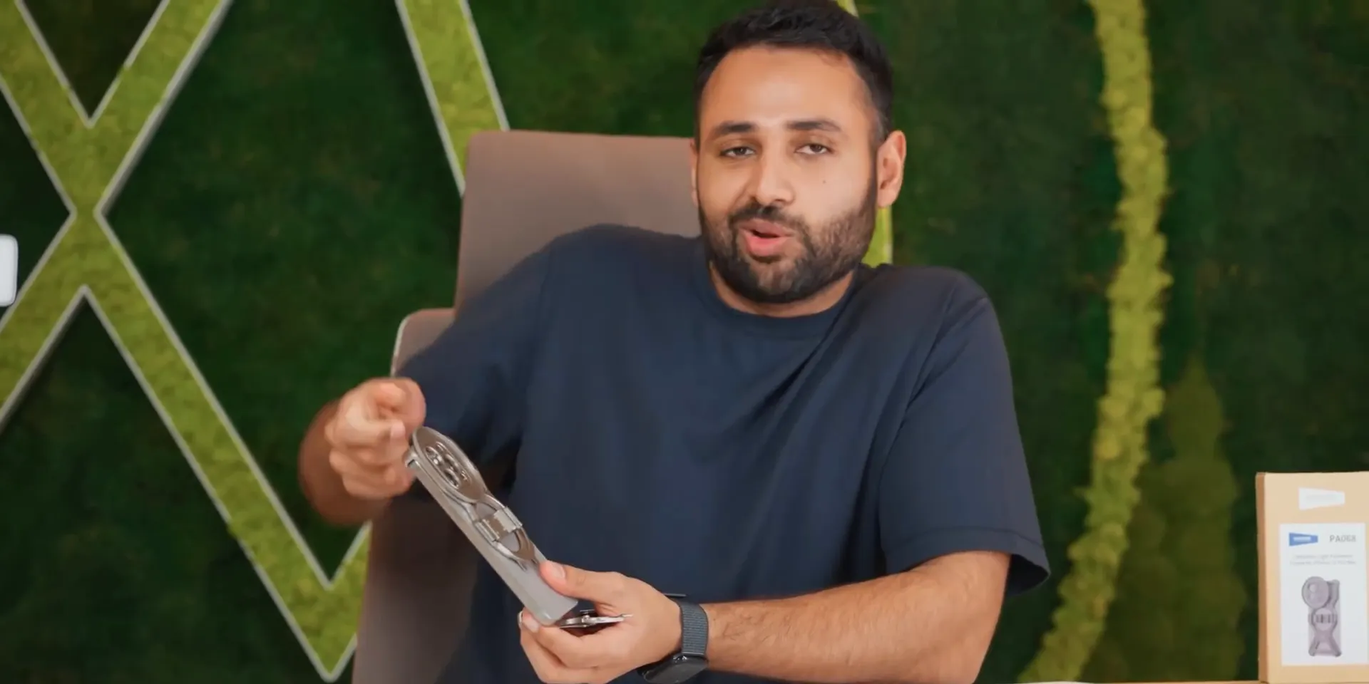 NewAir फोन केज का उपयोग करते हुए