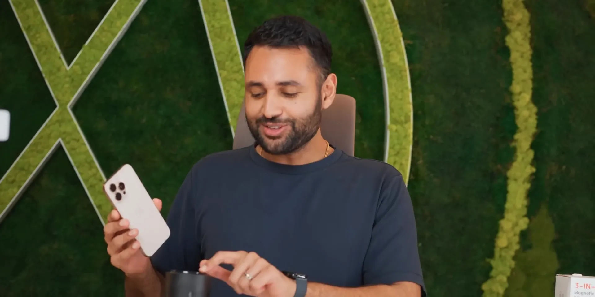 वायरलेस चार्जर का उपयोग करते हुए