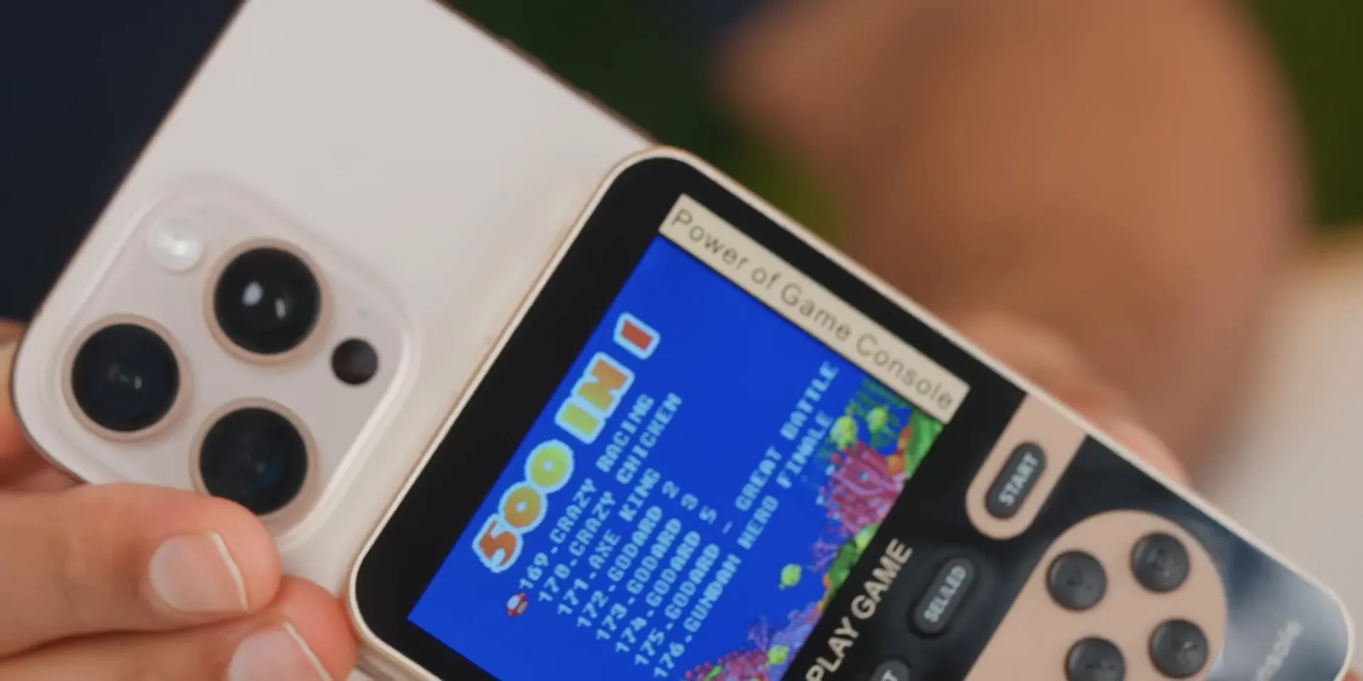 फोन के पीछे गेमिंग कंसोल का उपयोग करते हुए