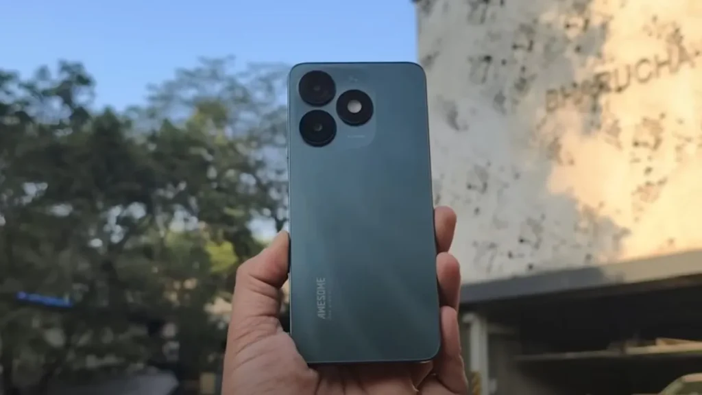 Design : Itel Zeno 10 under ₹6000 का डिज़ाइन स्लाइड वेवी टेक्सचर के साथ आता है, जो इसे प्रीमियम लुक देता है।