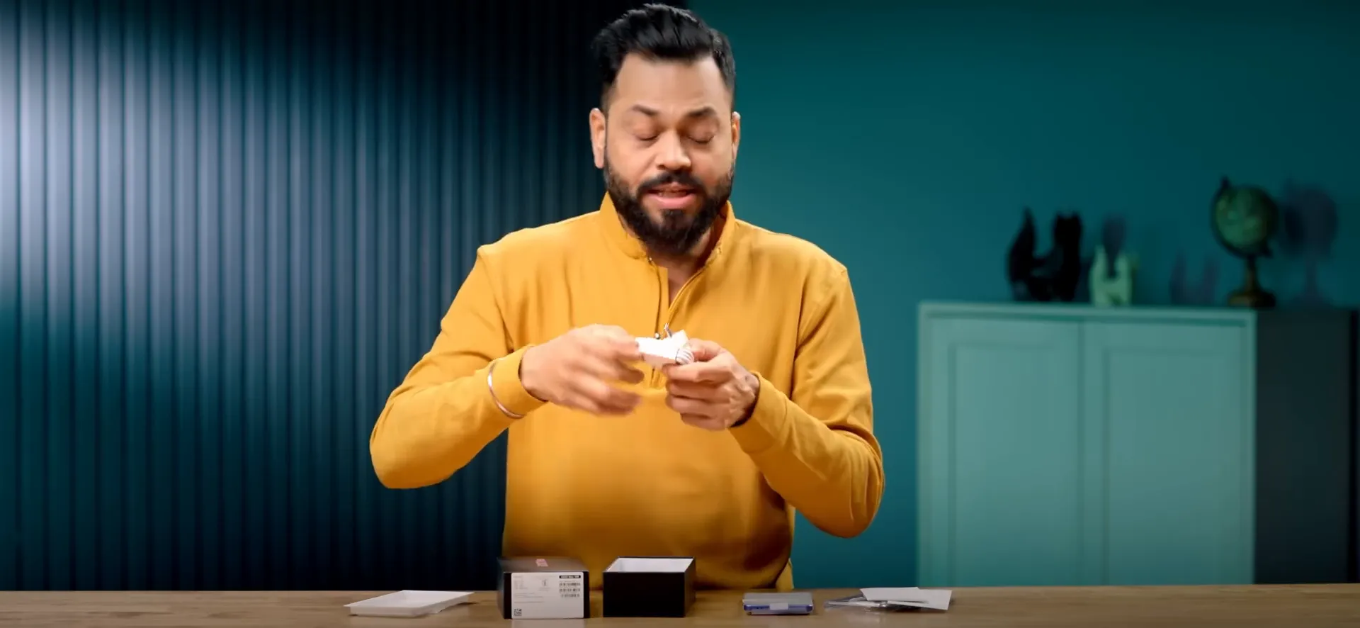 iQOO Neo 10R unboxing items