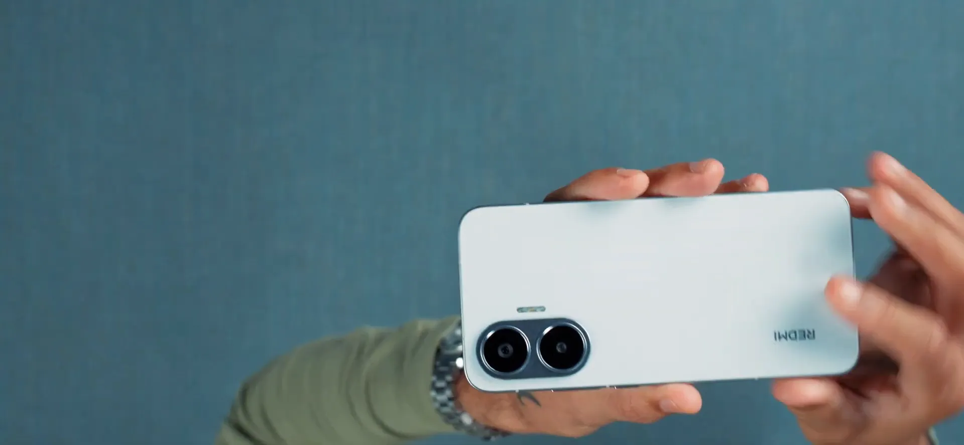 POCO F7 का मेटल फ्रेम और डिजाइन