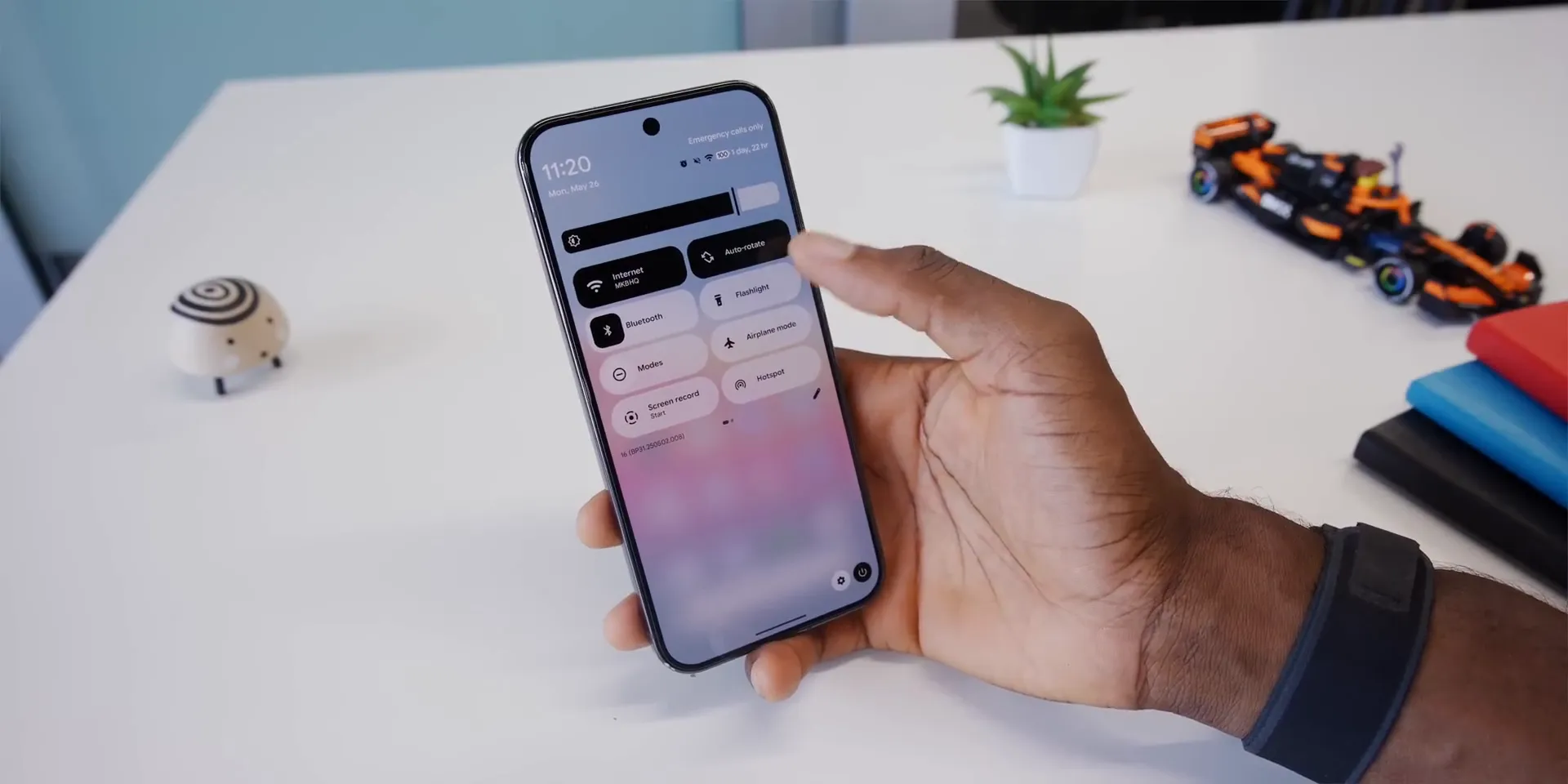 Android 16 क्विक सेटिंग्स ग्लासी बैकग्राउंड