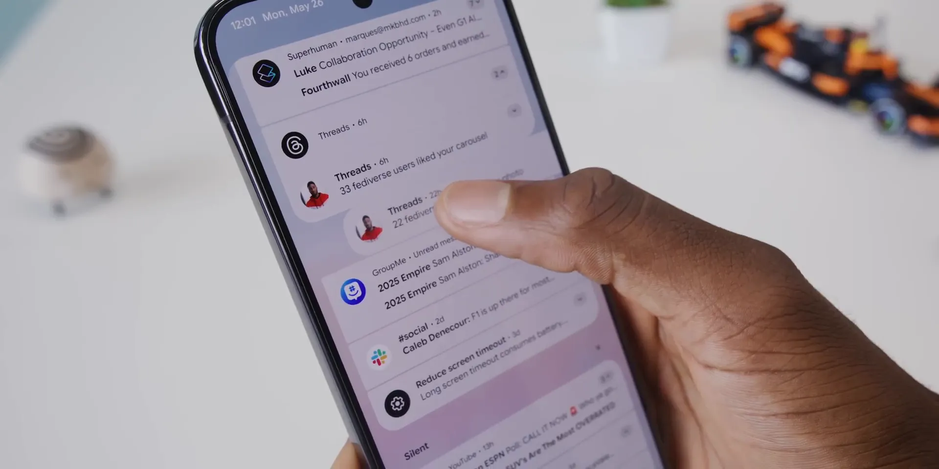 Android 16 नोटिफिकेशन स्वाइप करते समय फिजिक्स और हप्टिक्स