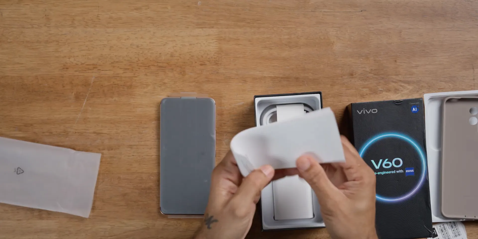 vivo V60 बॉक्स और साथ में मिलने वाले एसेसरीज़